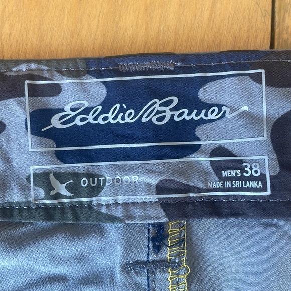 Mens Eddie Bauer Camo stretch shorts - light weight with multiple pockets EUC - Picture 3 of 6